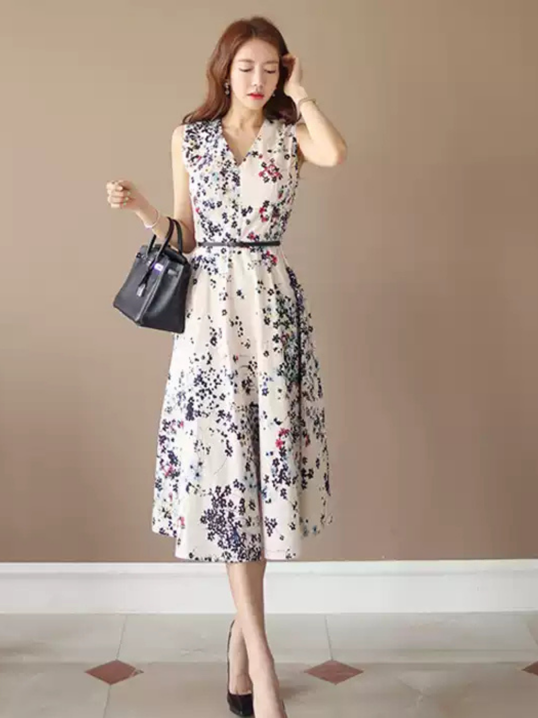 【可憐に華やぐ】フラワープリント Aラインワンピース｜Vネック・ノースリーブ・細ベルト付き